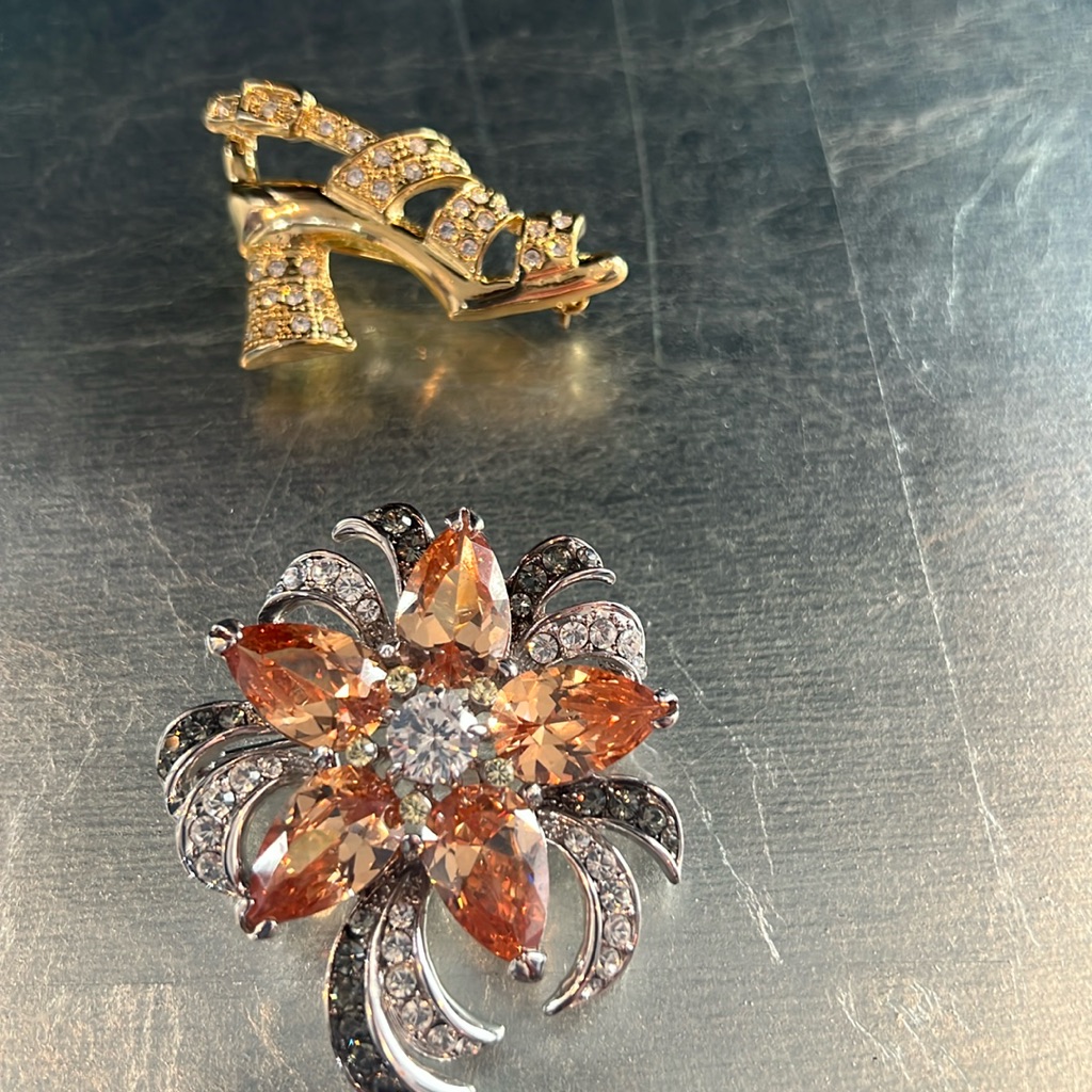 Beautiful Pins - Adorable Shoe And Butterscotch Colored Flower Pin 28$